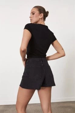 Factorie Fitted Graphic Tee Black -Madam Clothing Store 88c833e1129af8b94f3a1ea1a30d092e